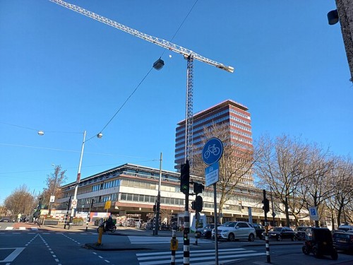 Bekleding toren van De Nederlandsche Bank in volle gang, 19 maart 2022.